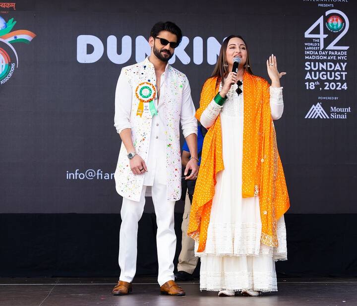सोनाक्षी सिन्हा ने तस्वीरों को शेयर करते हुए लिखा, ‘इस साल न्यूयॉर्क में इंडिया डे परेड में हमारे महान राष्ट्र का प्रतिनिधित्व करना और विविधता में एकता का जश्न मनाना एक सम्मान था.’