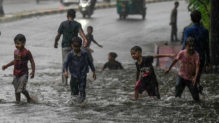 महाराष्ट्र-गुजरात में बारिश से राहत नहीं, आंध्र-तेलंगाना में बाढ़ का कहर, जानें दिल्ली-यूपी में कैसा रहेगा मौसम