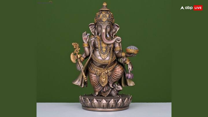 वहीं ऑफिस, दुकान या फैक्ट्री हमारे काम करने की जगह है, यहां व्यक्ति मेहन कर कमाई करता है. इसलिए दुकान और फैक्ट्री में खड़े हुए गणपति की मूर्ति की स्थापना करें.