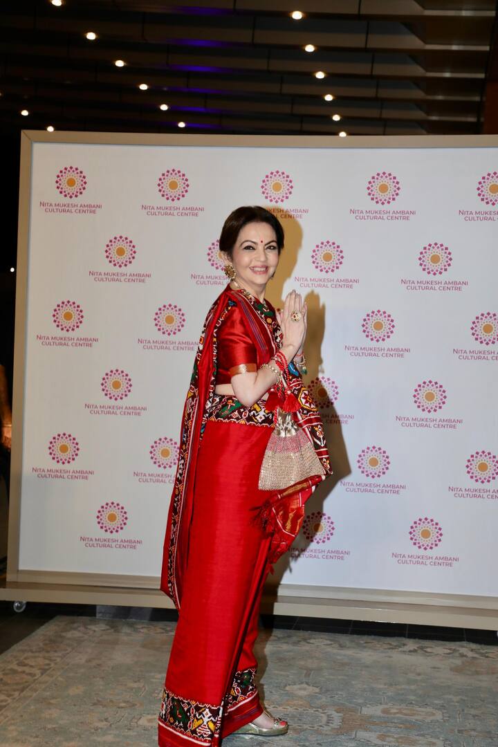 नीता अंबानी ने इस दौरान जाते हुए पैप्स को गणेश चतुर्थी की बधाई भी दी.