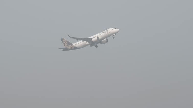 Mumbai to Frankfurt vistara flight diverts to turkey after bomb threat on plane message found in toilet टॉयलेट में लिखा था- 'प्लेन में है बम', मुंबई से फ्रैंकफर्ट जा रही फ्लाइट को मिली धमकी, तुर्की में करानी पड़ी इमरजेंसी लैंडिंग