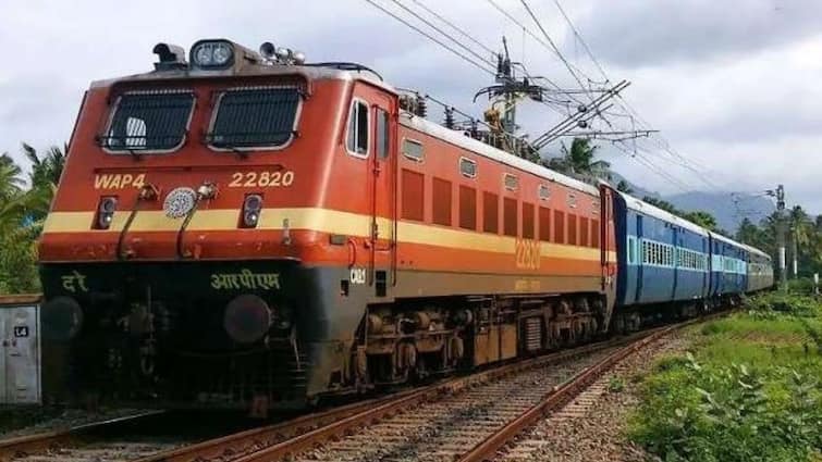 Andhra Pradesh Flood effect 44 trains cancelled in Vijayawada Route and South Central Railway runs special trains for Dussehra And Diwali Andhra Pradesh Trains: రైలు ప్రయాణికులకు ముఖ్య గమనిక- విజయవాడ మార్గంలో 44 రైళ్లు రద్దు- దసరా దీపావళికి ప్రత్యేక ట్రైన్స్‌