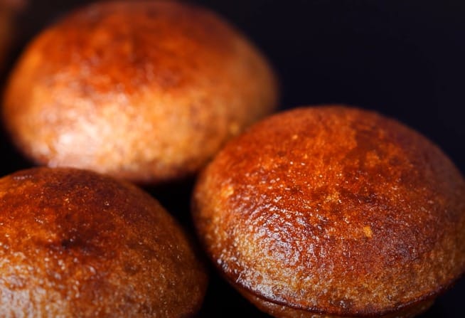 தேவையான பொருட்கள் : தண்ணீர் - 1/2 கப், வெல்லம் - 1/2 கப், வாழைப்பழம் - 5, ஏலக்காய் தூள் - 1/2 தேக்கரண்டி, தேங்காய் துண்டுகள், கோதுமை மாவு - 1 கப், அரிசி மாவு - 2 மேசைக்கரண்டி, நெய்.
