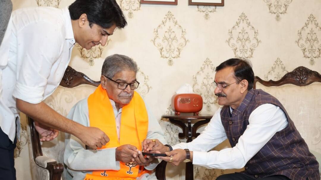 वीडी शर्मा ने घर पहुंचकर पूर्व मंत्री को दिलायी सदस्यता, अभियान पर क्या बोले गौरीशंकर शेजवार? MP former minister Gauri Shankar Shejwar took membership from VD Sharma after CM Mohan Yadav ANN वीडी शर्मा ने घर पहुंचकर पूर्व मंत्री को दिलायी सदस्यता, अभियान पर क्या बोले गौरीशंकर शेजवार?