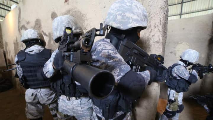 MARCOS भारतीय नौसेना के सबसे अनुभवी और प्रशिक्षित कमांडो होते हैं. वे समुद्री युद्ध, आतंकवाद विरोधी अभियानों और अन्य विशेष मिशनों में स्पेशलिटी रखते हैं. ये आर्मी के पैरा एसएफ व एयरफोर्स के गरुड़ कमांडो जैसी स्पेशल फोर्स है. इस फोर्स का गठन वर्ष 1987 में अमेरिकी नेवी सील की तर्ज पर हुआ था.