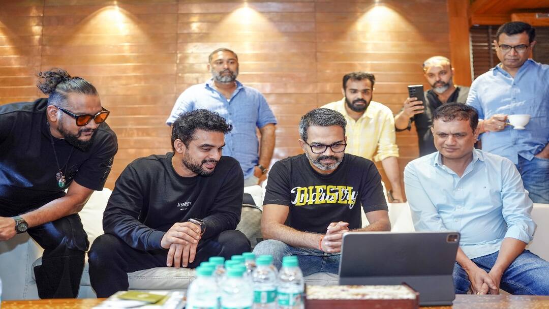 கொல மாஸ்.. ARM படத்தின் டிரைலரை பார்த்து வியந்த KGF இயக்குனர் பிரசாந்த் நீல்! KGF director Prashanth Neel praises Tovino Thomas ARM Trailer know more details here in Tamil கொல மாஸ்.. ARM படத்தின் டிரைலரை பார்த்து வியந்த KGF இயக்குனர் பிரசாந்த் நீல்!