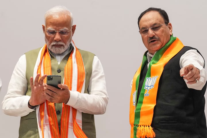 पीएम के विदेशी दौरों पर सवाल उठाते हुए सुब्रमण्यम स्वामी ने कहा कि नरेंद्र मोदी चीन और रूस गए थे, उनकी ओर से उसका विवरण भी नहीं दिया गया है.