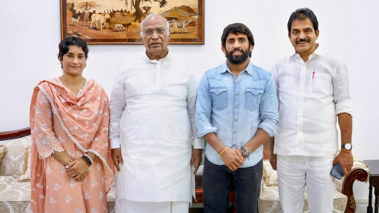 Vinesh Phogat Bajrang Punia officially joins Congress party Ahead Haryana Assembly Election 2024 Congress party : కాంగ్రెస్ పార్టీలోకి స్టార్ రెజ్లర్లు - అధికారంగా చేరిన వినేష్ ఫోగట్, భజరంగ్ పూనియా