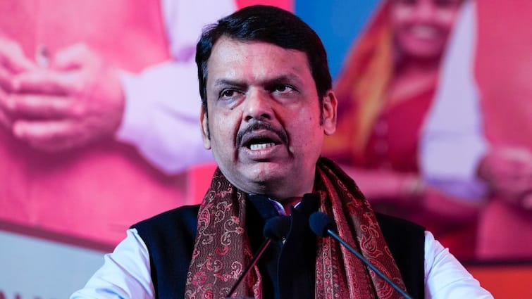 Vijay Wadettiwar says Devendra Fadnavis claim that Maharashtra is number one in foreign investment is bogus Marathi News महाराष्ट्र परकीय गुंतवणुकीत एक नंबर असल्याचा देवेंद्र फडणवीसांचा दावा बोगस, त्यांनी गुजरातला महाराष्ट्रापुढे नेलं; काँग्रेसचा नेता कडाडला