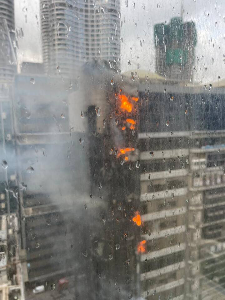 परळ येथील सेनापती बापट मार्गावरील कमला मिल कंपाऊंडनजीकच्या टाईम्स टॉवरला आज सकाळी (6 सप्टेंबर) साडे सहाच्या सुमारास अचानक आग लागली.