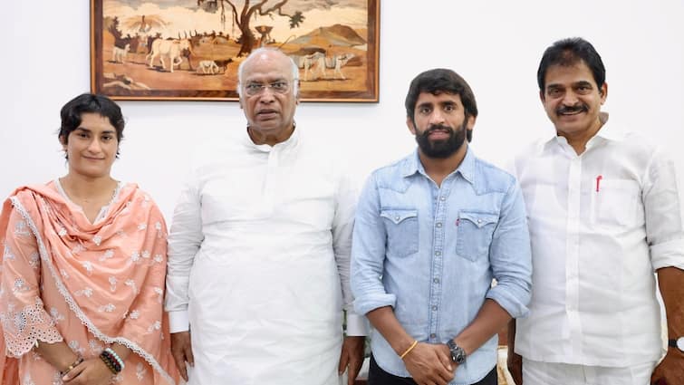 Vinesh Phogat bajrang punia joins Congress Mallikarjun Kharge says Chak de India chak de Haryana जब कांग्रेस के हुए विनेश और बजरंग तो फूली नहीं समाई पार्टी, सोशल मीडिया पर लिखा- 'चक दे इंडिया'