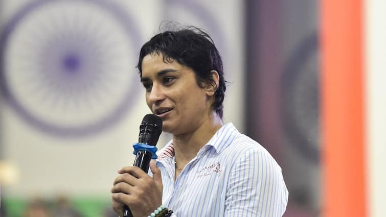 Vinesh Phogat resigns from railway job कांग्रेस में शामिल होने से पहले विनेश फोगाट का बड़ा कदम, छोड़ दी ये सरकारी नौकरी