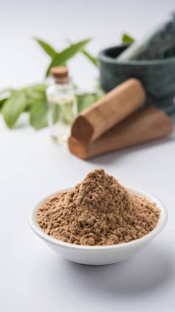 चंदनाचा टिळा का लावतात ? काय आहे त्यामागचं शास्त्र ?