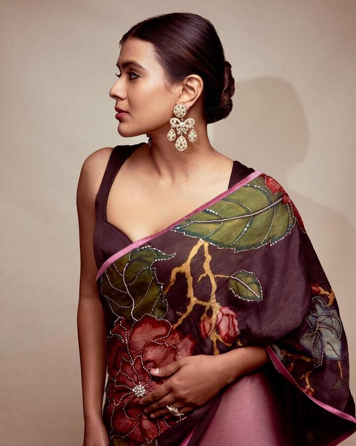 మోడల్ గా కెరీర్ ప్రారంభించిన హెబ్బా పటేల్ ...2014 లో కన్నడ మూవీతో ఇండస్ట్రీలో అడుగుపెట్టింది. అదే ఏడాది తిరుమనం ఎనుమ్ నిక్కా బోథ్ అనే తమిళ సినిమాతో కోలీవుడ్ ఎంట్రీఇచ్చింది. ఆ తర్వాత కుమారి 21 ఎఫ్ మూవీలో టాలీవుడ్ కి వచ్చింది..