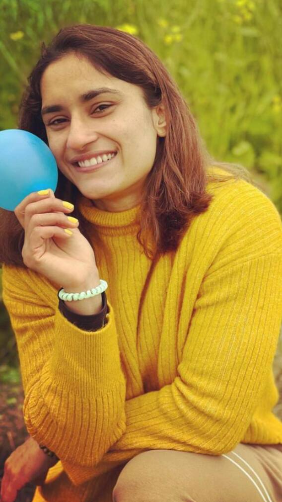 वो नियम जिसकी वजह से विनेश फोगाट को छोड़नी पड़ी नौकरी