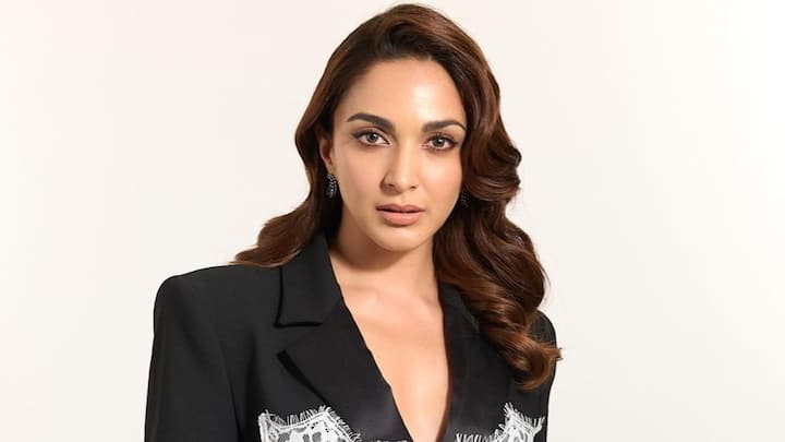 'ডন ৩' ছবিতে দেখা যাবে কিয়ারাকেও। তবে অভিনেত্রী আপাতত ব্যস্ত অয়ন মুখোপাধ্যায়ের 'ওয়ার ২' ছবির শ্যুটিংয়ে হৃত্বিক রোশন ও জুনিয়র এনটিআরের সঙ্গে।