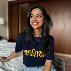 Meenaakshi Chaudhary : GOAT డే అంటూ లేటెస్ట్ ఫోటోలు షేర్ చేసిన మీనాక్షి చౌదరి.. టీషర్ట్​ని గమనించారా?