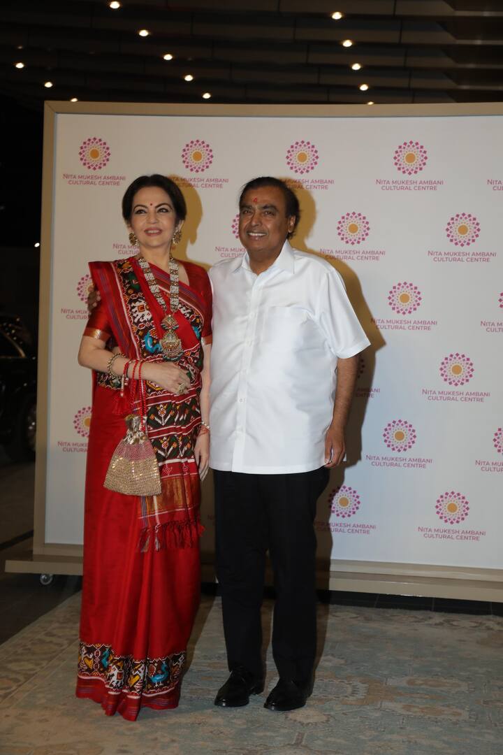 कल्चरल इवेंट के लिए मुकेश अंबानी ने जहां व्हाइट शर्ट और ब्लैक पैंट पेयर की थी. वहीं नीता अंबानी इस दौरान पूरी लाइमलाइट बटोरती हुई नजर आईं.