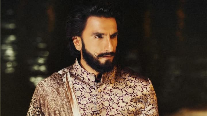 কিন্তু কেন এই বিলম্ব? নিউজ ১৮-এর এক প্রতিবেদনে উল্লেখ করা হয়েছে যে ফারহান আখতার নিজে তাঁর অভিনয় নিয়ে এখন ব্যস্ত।