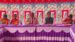 ஜவ்வாது மலைவாழ் மக்களுடன் ஒன்றாக அமர்ந்து  உணவு அருந்திய ஆளுநர் ஆர்.என். ரவி