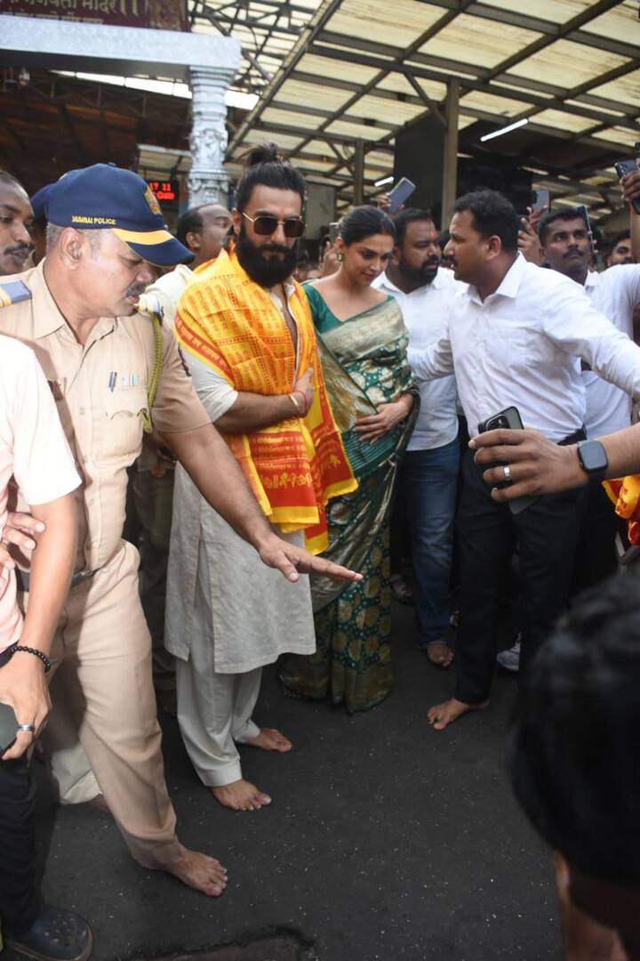 వినాయక చవితి పండుగ వాతావరణం ప్రతి చోట నెలకొంది. హైదరాబాద్ తరహాలో ముంబై మహా నగరంలోనూ గణేష్ చతుర్థి బాగా చేస్తారు. అసలే ఫెస్టివల్ టైమ్, పైగా రణ్‌వీర్ సింగ్, దీపికా పదుకోన్ రాకతో సిద్ధి వినాయక ఆలయం కిక్కిరిసిపోయింది.