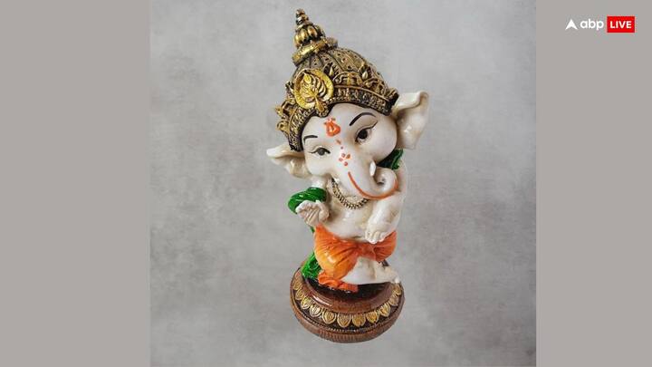 बप्पा की खड़ी हुई मूर्ति को विघ्नेश्व गणपति भी कहा जाता है. इनके आशीर्वाद से  काम में तेजी आती है, वातावरण शुद्ध रहता है. दिन दोगुनी तरक्की होती है.