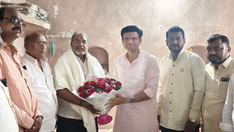 Samarjeetsinh Ghatge Meets Raju Shetti in kagal taluka ahead of maharashtra vidhan sabha election Samarjeetsinh Ghatge Meets Raju Shetti : समरजितसिंह घाटगेंच्या भेटीचा सिलसिला सुरुच; आता 'स्वाभिमानी'च्या राजू शेट्टी यांच्या भेटीसाठी पोहोचले