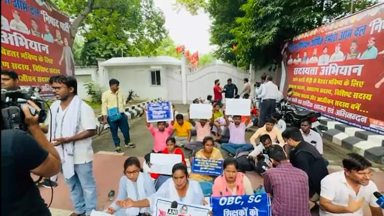 UP 69000 Teachers Recruitment candidate protest at Minister Sanjay Nishad residence ann 69000 शिक्षक भर्ती अभ्यार्थियों का विरोध तेज, मंत्री संजय निषाद के आवास का किया घेराव