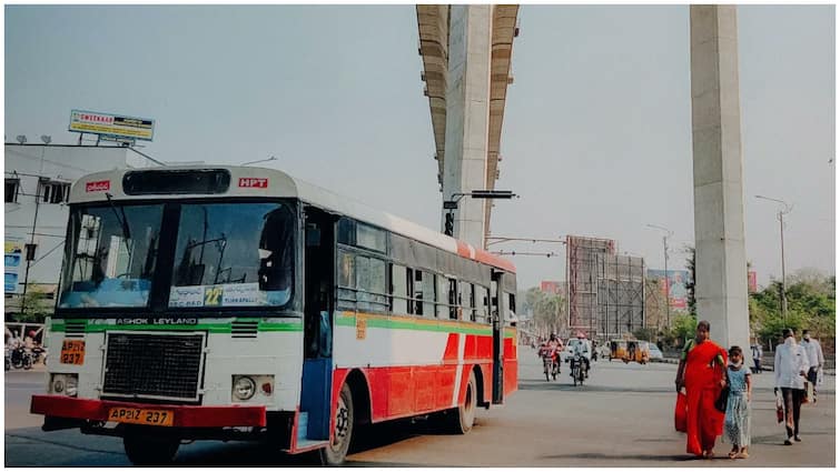 TGSRTC will introduce digital payment system in all buses in Telangana including Pallevelugu Telangana: తెలంగాణలో డిజిటల్ బస్‌పాస్‌లు- పల్లెవెలుగులో కూడా ఆన్‌లైన్ పేమెంట్ విధానం!