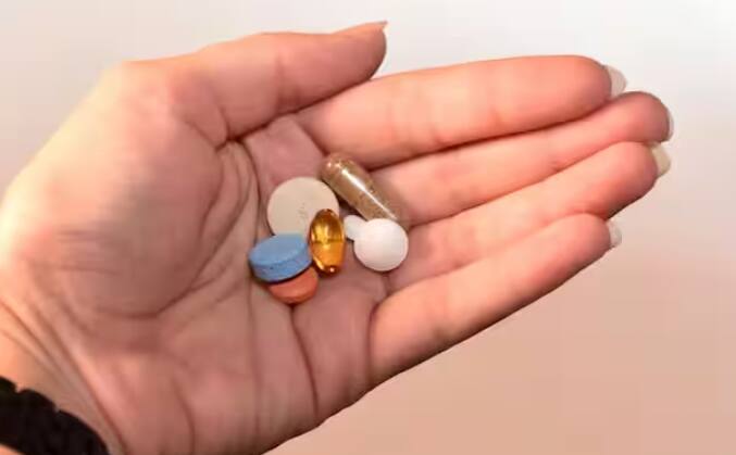 ਪੂਰੀ ਦੁਨੀਆ ਵਿੱਚ ਸ਼ਰਾਬ ਵਰਗੇ ਨਸ਼ੇ ਨੂੰ ਲੀਗਲ ਲਾਇਸੈਂਸ ਦੇ ਨਾਲ ਵੇਚਿਆ ਜਾਂਦਾ ਹੈ। ਪਰ ਬਹੁਤ ਸਾਰੇ ਨਸ਼ੇ ਅਜਿਹੇ ਹਨ ਜਿਨ੍ਹਾਂ 'ਤੇ ਸਰਕਾਰਾਂ ਵੱਲੋਂ ਪਾਬੰਦੀ ਲਗਾਈ ਹੋਈ ਹੈ ਅਤੇ ਇਨ੍ਹਾਂ ਨਸ਼ਿਆਂ ਦਾ ਸੇਵਨ ਕਰਨਾ ਕਾਨੂੰਨੀ ਜੁਰਮ ਹੁੰਦਾ ਹੈ। ਨਸ਼ਾ ਦੁਨੀਆ ਭਰ ਦੀਆਂ ਸਰਕਾਰਾਂ ਲਈ ਇੱਕ ਵਿਸ਼ਵਵਿਆਪੀ ਸਮੱਸਿਆ ਬਣ ਗਈ ਹੈ। ਬਹੁਤੇ ਦੇਸ਼ਾਂ ਵਿਚ ਨਸ਼ੀਲੇ ਪਦਾਰਥਾਂ ਦੀ ਗੈਰ-ਕਾਨੂੰਨੀ ਤਸਕਰੀ ਨੂੰ ਰੋਕਣ ਲਈ ਟੀਮਾਂ ਬਣਾਈਆਂ ਗਈਆਂ ਹਨ, ਪਰ ਨਸ਼ਾ ਹਰ ਰੋਜ਼ ਫੈਲਦਾ ਜਾ ਰਿਹਾ ਹੈ।