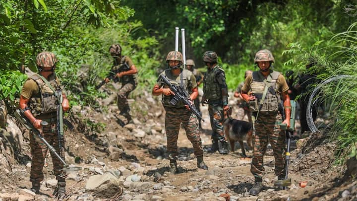 रक्षा मंत्री राजनाथ सिंह ने संयुक्त कमांडरों के प्रथम सम्मेलन को संबोधित किया और कहा कि शांति बनाए रखने के लिए सशस्त्र बलों को युद्ध के लिए तैयार रहने की जरूरत है.