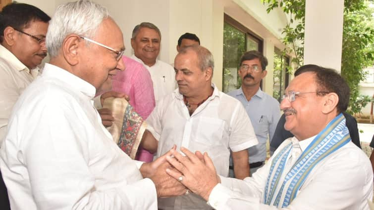 BJP President JP Nadda met CM Nitish Kumar as soon as he reached Bihar JP Nadda MET Nitish Kumar: बिहार पहुंचते ही सीएम नीतीश से मिले बीजेपी अध्यक्ष, जेपी नड्डा का क्या है मैसेज?