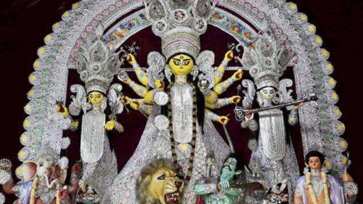 সন্তোষী মায়ের পুজো ছাড়াও শুক্রবার একসঙ্গে মা লক্ষ্মী ও গণেশের পুজো করার পরামর্শ দেন জ্যোতিষীরা। এর ফলে ধন সম্পত্তি বৃদ্ধি পাওয়ার পাশাপাশি সফলতার রাস্তা খুলে যায়।