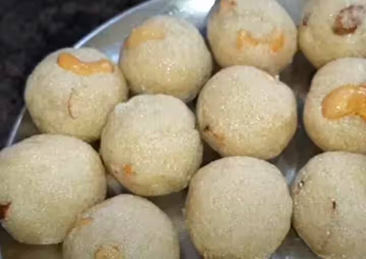 செய்முறை : ஒரு கடாயில் நெய் ஊற்றி சூடானதும் கேழ்வரகு மாவு சேர்த்து மிதமான தீயில் 5 நிமிடங்கள் வறுத்து எடுத்துக் கொள்ளவும்.