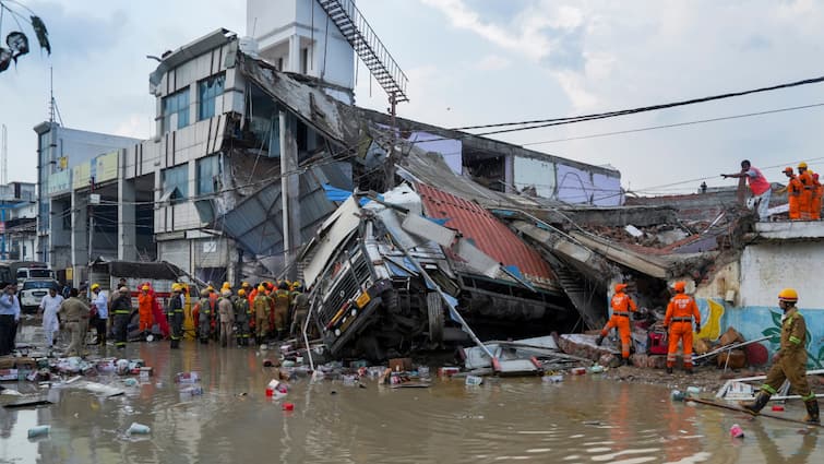 Lucknow Building Collapse Many People Died Eyewitness driver Said whole story this incident ANN Lucknow Building Collapse: लखनऊ बिल्डिंग हादसे में अब तक 6 लोगों की मौत, चश्मदीद ड्राइवर ने बताई घटना की पूरी कहानी