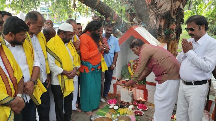 சேலத்தில் சமத்துவ விநாயகர் சதுர்த்தி விழா விமர்சியாக கொண்டாடப்பட்டது. இஸ்லாமியர், கிருத்துவர், இந்து என அனைவரும் ஒன்றாக கூடி விநாயகருக்கு பூஜை செய்து வழிபாடு நடத்தி பிரசாதத்தை பரிமாறிக் கொண்டனர்.