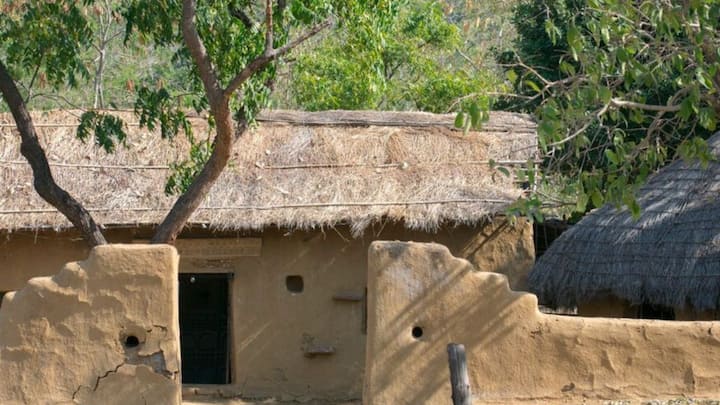 लेकिन भारत में कई लोग ऐसे हैं जिनके पास खुद का घर खरीदने के लिए पैसे नहीं होते है. तो कई लोग ऐसे होते हैं. जो कच्चे घरों में रहते हैं.