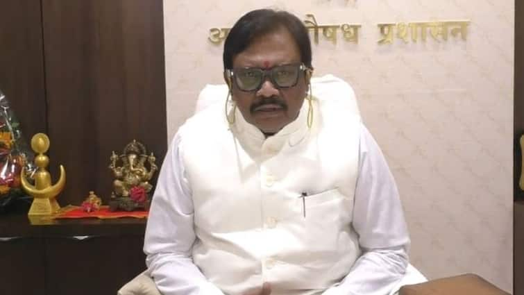 Dharmaraobaba Atram NCP Controversial Remarks On Daughter and Son in law in presence Of Ajit Pawar Aheri Assembly Jansanman Yatra 'मेरी बेटी और दामाद को नदी में फेंक दो...', महाराष्ट्र में अजित पवार गुट के मंत्री ने क्यों दिया ऐसा बयान