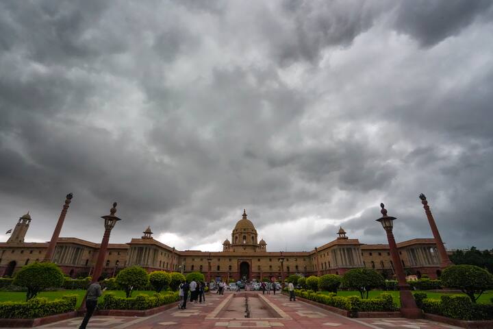 भारतीय मौसम विभाग ने संभावना जताई थी कि सितंबर में एक बार फिर मानसून सक्रिय होगा और ऐसा हो भी रहा है. दिल्ली-एनसीआर जमकर बारिश हो रही है. मौसम विभाग के मुताबिक, दिल्ली में शनिवार (7 सिंतबर) को दिन भर बादल छाए रहेंगे और हल्की से मध्यम स्तर की बारिश की संभावना है.