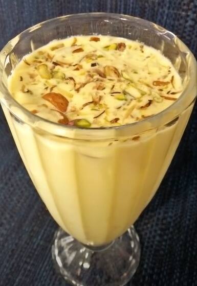 தேவையான பொருட்கள் : ஊறவைத்த பாதாம் - 1 கப், பால் - 1 லிட்டர், குங்குமப்பூ, ஏலக்காய் தூள் - 1/2 தேக்கரண்டி, கன்டென்ஸ்டு மில்க் - 1 கப்.