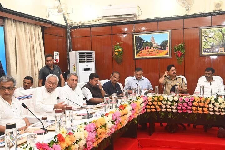 इसके अतिरिक्त 300 अन्य स्ट्रीट लाइट लगाए जाने का निर्देश दिया गया है. वहीं, माननीय मंत्री ने गली एवं नालियों की मरम्मति और निर्माण, रंग रोगन समेत अन्य कई व्यवस्थाओं से जुड़े अहम निर्देश दिए. इससे पहले पितृपक्ष मेले की तैयारियों को लेकर मुख्यमंत्री नीतीश कुमार ने बैठक भी की.