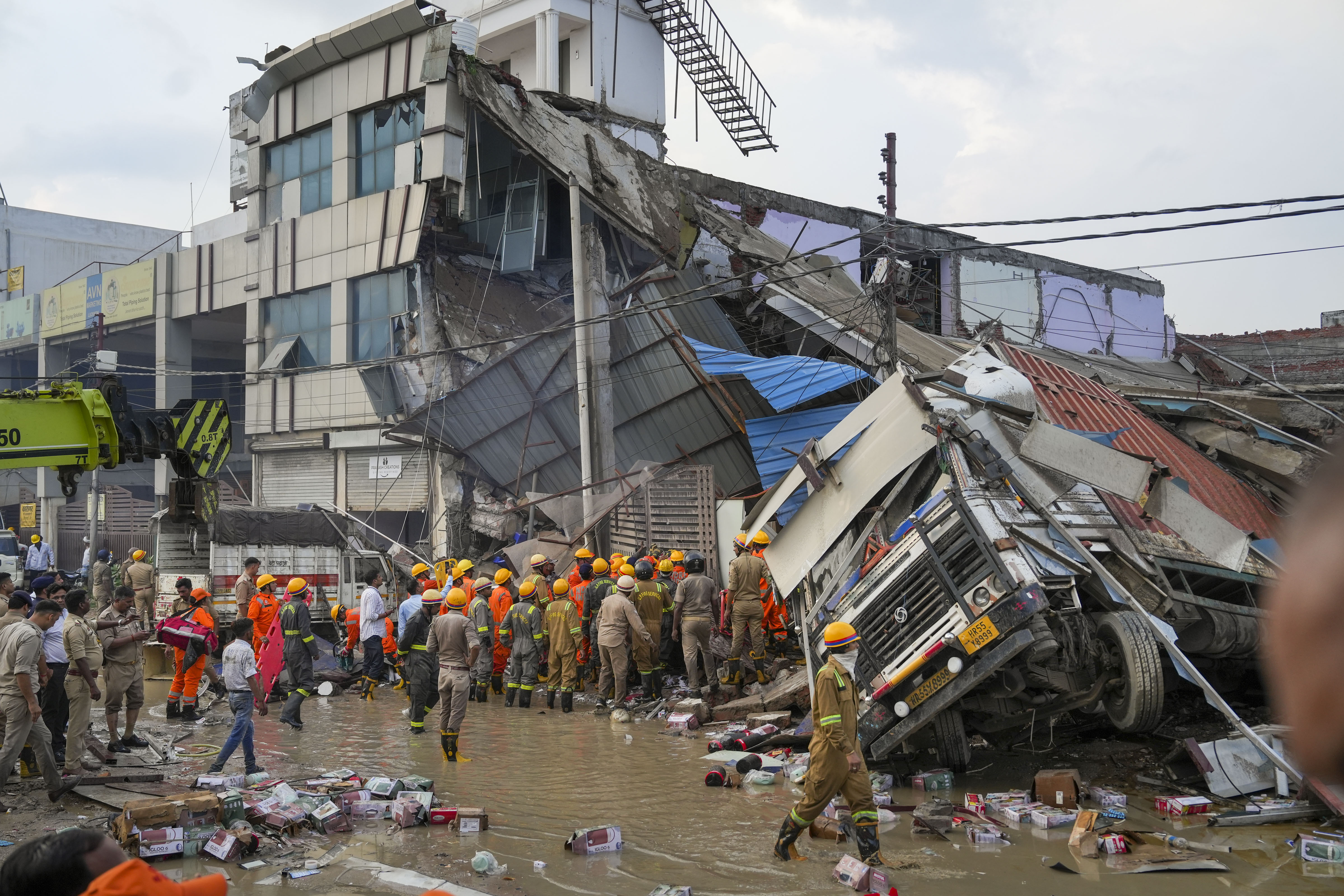 Lucknow Building Collapse: लखनऊ बिल्डिंग हादसे में अब तक 6 लोगों की मौत, चश्मदीद ड्राइवर ने बताई घटना की पूरी कहानी