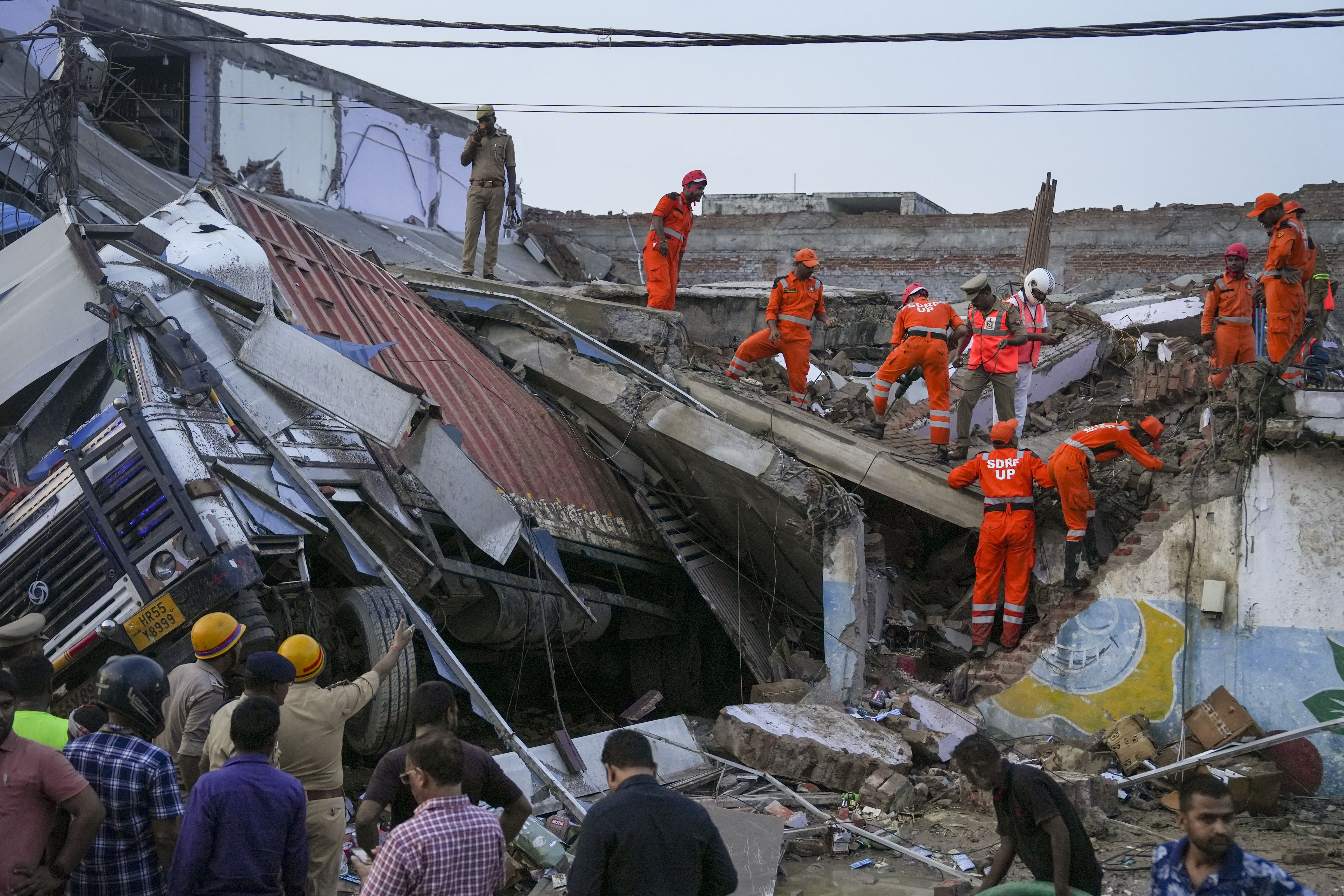 Lucknow Building Collapse Many People Died Eyewitness driver Said whole  story this incident ANN | Lucknow Building Collapse: लखनऊ बिल्डिंग हादसे  में अब तक 6 लोगों की मौत, चश्मदीद ड्राइवर ने बताई