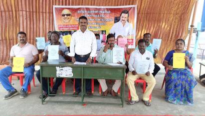 Temporary teachers signature movement in Dharmapuri TNN 12000 பகுதி நேர ஆசிரியர்களை நிரந்தரமாக்க வலியுறுத்தி தருமபுரியில் தற்காலிக ஆசிரியர்கள் கையெழுத்து இயக்கம்