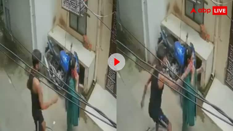 Robber snatches woman mobile in Gulabi Bagh Delhi Video goes viral फोन पर बात कर रही महिला का मोबाइल ले भागा लुटेरा, वायरल हो रहा खौफनाक वीडियो