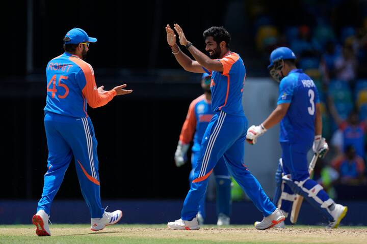 अमित शाह यांच्या या वक्तव्यामुळं भारतीय क्रिकेट संघ चॅम्पियन्स ट्रॉफीसाठी पाकिस्तानात जाणार नसल्याचे संकेत मिळत आहेत. बीसीआयचे उपाध्यक्ष राजीव शुक्ला यांनी याबाबतचा निर्णय भारत सरकारच्या हातात असल्याचं म्हटलं होतं.