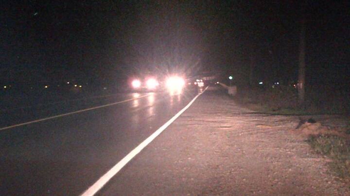 ਦਰਅਸਲ ਹਾਈ ਬੀਮ ਹੈੱਡਲਾਈਟਾਂ 'ਤੇ ਗੱਡੀ ਚਲਾਉਣ ਨਾਲ ਸਾਹਮਣੇ ਤੋਂ ਆ ਰਹੇ ਵਾਹਨਾਂ ਦੇ ਚਾਲਕ ਲਾਈਟਾਂ ਦੀ ਚਮਕ ਕਾਰਨ ਕੁਝ ਵੀ ਨਹੀਂ ਦੇਖ ਪਾਉਂਦੇ ਅਤੇ ਇਸ ਕਾਰਨ ਸੜਕ ਹਾਦਸੇ ਵਾਪਰਦੇ ਹਨ। ਇਸੇ ਲਈ ਭਾਰਤ ਵਿੱਚ ਮੋਟਰ ਵਹੀਕਲ ਐਕਟ ਦੇ ਤਹਿਤ ਹਾਈ ਬੀਮ 'ਤੇ ਗੱਡੀ ਚਲਾਉਣ 'ਤੇ ਪਾਬੰਦੀ ਲਗਾਈ ਗਈ ਹੈ। ਜੇਕਰ ਕੋਈ ਅਜਿਹਾ ਕਰਦਾ ਹੈ, ਫਿਰ ਜੁਰਮਾਨਾ ਹੁੰਦਾ ਹੈ।