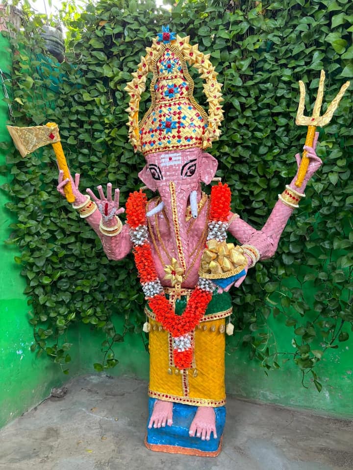 ஸ்ரீவைகுண்டம் அருகே விநாயகர் சதுர்த்தியை முன்னிட்டு விநாயகர் முழு உருவத்தை பனை ஓலையில் செய்து அசத்தியுள்ளார் பனை தொழிலாளி பால்பாண்டி.
