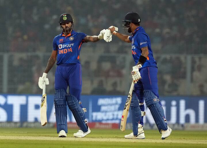 भारतीय क्रिकेट संघाला चॅम्पियन्स ट्रॉफीत सहभागी व्हायचं असल्यास आयसीसीला पीसीबीसोबत चर्चा करुन हायब्रीड मॉडेलचा वापर करावा लागेल. हायब्रीड मॉडेलवर सहमती झाली नाही आणि भारतीय संघ पाकिस्तानला न जाण्यावर ठाम राहिल्यास त्यांना स्पर्धेबाहेर जावं लागेल, या स्थितीत श्रीलंकेला या स्पर्धेत खेळण्याची संधी मिळू शकते.