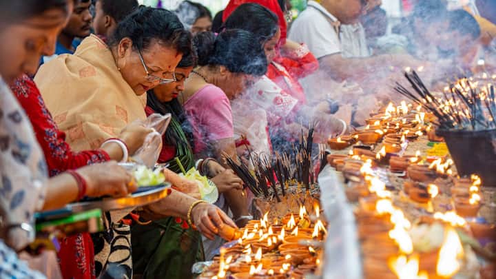অসমের গুয়াহাটিতে গণেশ মূর্তির সামনে ধূপ ও প্রদীপ জ্বালিয়ে আরাধনায় মেতেছেন ভক্তরা।(ছবি সৌজন্য- পিটিআই)